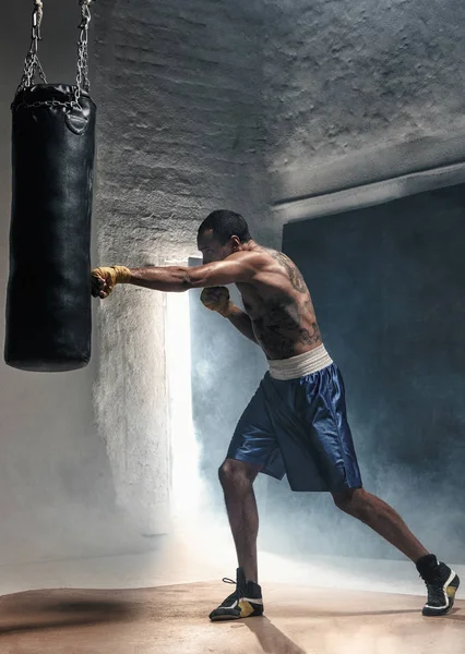 ボクシングのトレーニングとパンチング バッグ — ストック写真