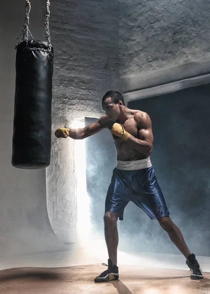 拳击训练和冲孔袋 — 图库照片