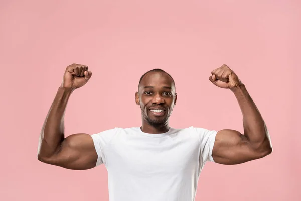 Ganhar o sucesso homem feliz extático celebrando ser um vencedor. Imagem energética dinâmica do modelo masculino — Fotografia de Stock