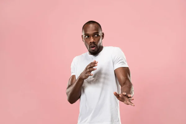 Retrato del hombre asustado en rosa — Foto de Stock