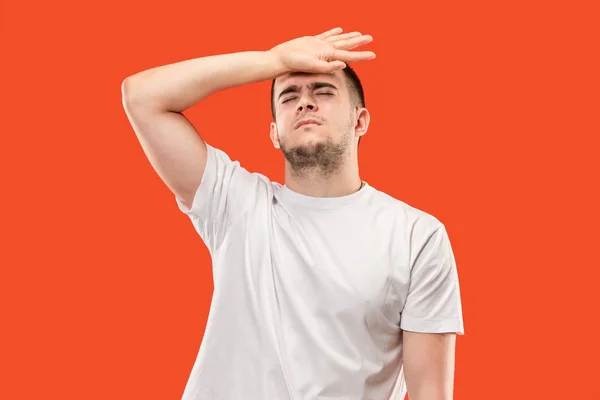 Omul are dureri de cap. Izolat pe fundal portocaliu . — Fotografie, imagine de stoc
