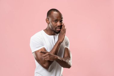 Elini arkasındaki sır fısıldayan genç adam