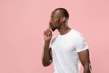 Elini arkasındaki sır fısıldayan genç adam