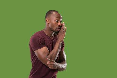 Elini arkasındaki sır fısıldayan genç adam