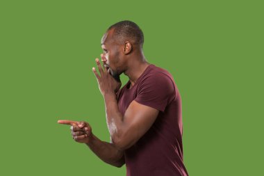 Elini arkasındaki sır fısıldayan genç adam