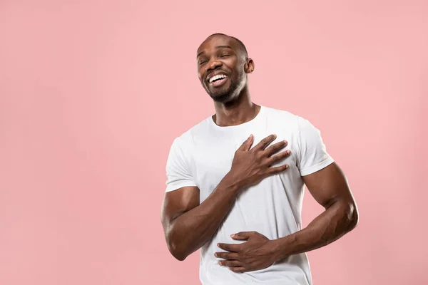 El hombre de negocios feliz de pie y sonriendo —  Fotos de Stock