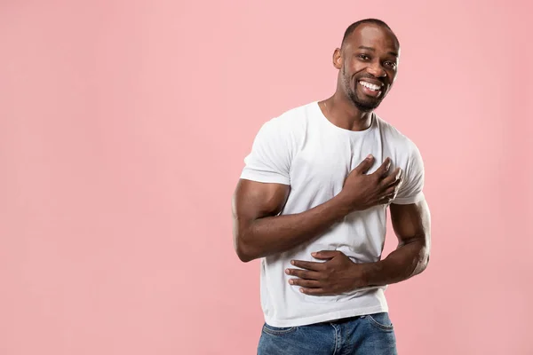 L'uomo d'affari felice in piedi e sorridente — Foto Stock