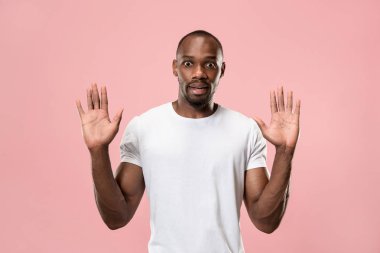 Pembe studio backgroud izole güzel erkek varoluş portre. Genç duygusal şaşırmış adam