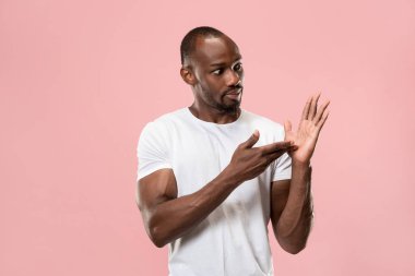 Pembe studio backgroud izole güzel erkek varoluş portre. Genç duygusal şaşırmış adam