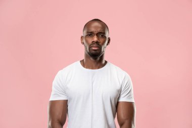 Ayakta ve kameraya bakarak ciddi iş adamı .