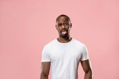 Garip ifade pink izole şaşı gözlü adamla