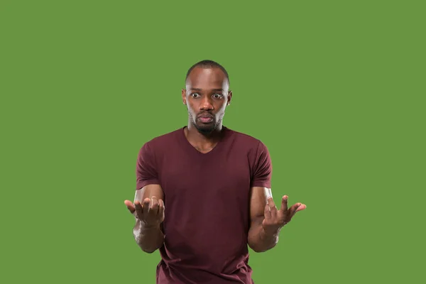 Belo retrato masculino de meia-duração isolado no fundo do estúdio verde. O jovem emotivo surpreendido homem — Fotografia de Stock