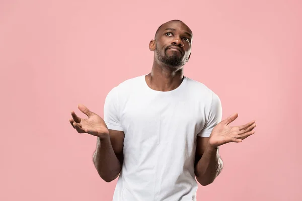 Hermoso retrato masculino de media longitud aislado en el fondo del estudio rosa. El joven emocional sorprendido hombre —  Fotos de Stock