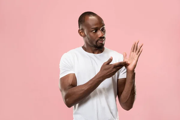 Belo retrato masculino de meia-duração isolado em backgroud estúdio rosa. O jovem emotivo surpreendido homem — Fotografia de Stock