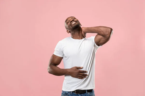 El hombre de negocios feliz de pie y sonriendo —  Fotos de Stock