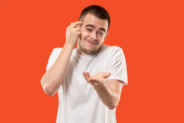 Belo retrato masculino de meia-duração isolado em backgroud estúdio laranja. O jovem emotivo surpreendido homem — Fotografia de Stock