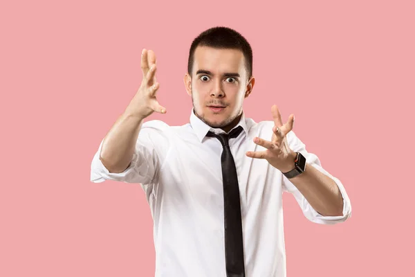 Belo retrato masculino de meia-duração isolado em backgroud estúdio rosa. O jovem emotivo surpreendido homem — Fotografia de Stock