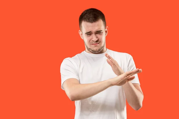 Lasst mich nachdenken. Nachdenklicher Mann mit nachdenklichem Gesichtsausdruck trifft Wahl vor orangefarbenem Hintergrund — Stockfoto