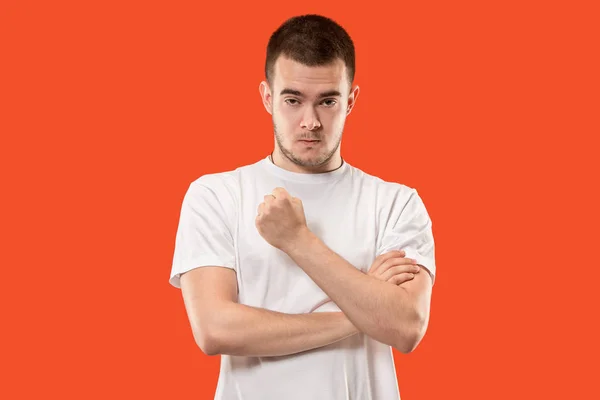 Молодий емоційно злий чоловік кричить на помаранчевому студійному фоні — стокове фото