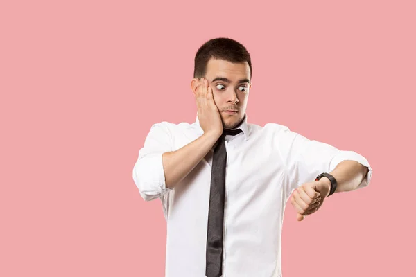 Hombre de negocios guapo revisando su reloj de pulsera aislado sobre fondo rosa — Foto de Stock