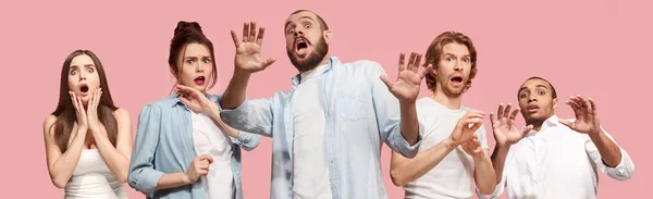 Megrémült emberek, a nő és a férfi stresszes csoport vezetése keze fején, rémült, pánik, kiabálva — Stock Fotó