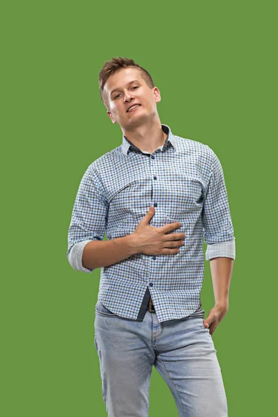 O homem de negócios feliz de pé e sorrindo contra o fundo verde . — Fotografia de Stock