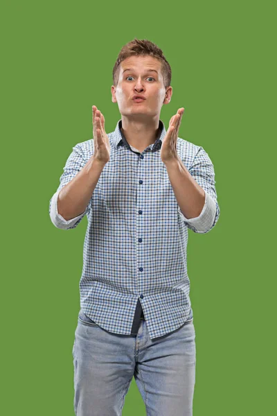 Retrato de hombre atractivo con beso aislado sobre fondo verde — Foto de Stock