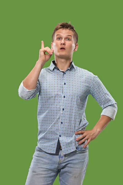 Laisse-moi réfléchir. Homme pensif douteux avec une expression réfléchie faisant un choix sur fond vert — Photo