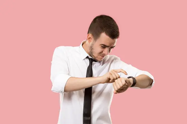 Beau homme d'affaires vérifiant sa montre-bracelet isolé sur fond rose — Photo