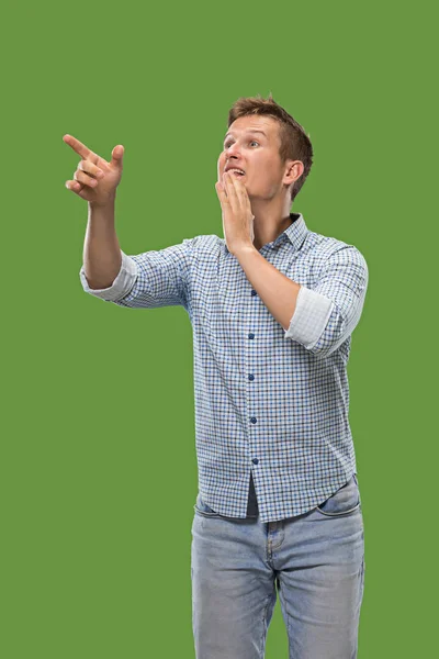 Geïsoleerd op groene casual jongeman schreeuwen in studio — Stockfoto