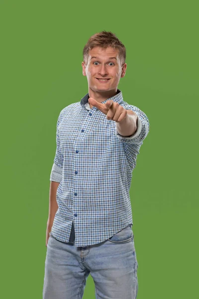 De gelukkige zakenman wijs u en wilt u, halve lengte close-up portret op groene achtergrond. — Stockfoto