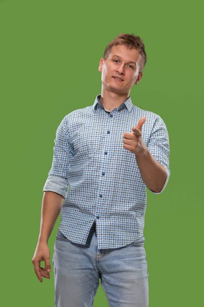 El hombre de negocios feliz de pie y sonriendo contra el fondo verde . — Foto de Stock