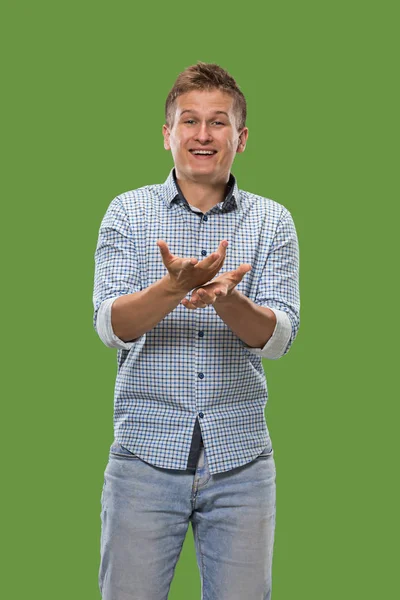 Hermoso retrato masculino de media longitud aislado en el fondo del estudio verde. El joven emocional sorprendido hombre — Foto de Stock