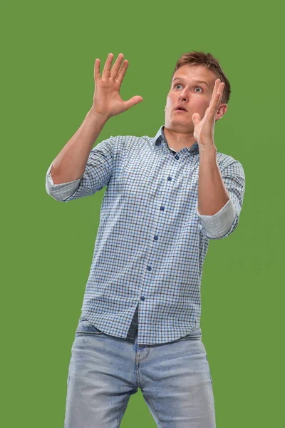 Retrato del hombre asustado en verde — Foto de Stock