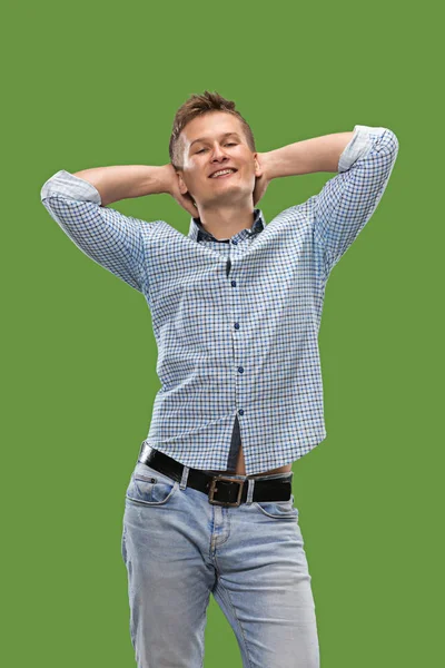 El hombre de negocios feliz de pie y sonriendo contra el fondo verde . — Foto de Stock