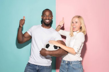 Trendy renkleri mavi ve pembe kutluyor genç hayranları.