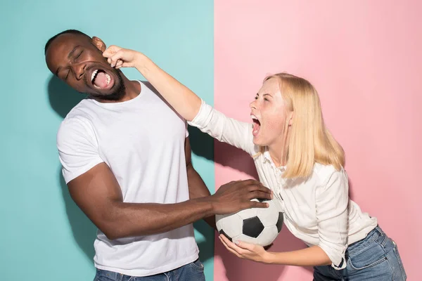 Los fans infelices y enojados sobre fondo azul y rosa . — Foto de Stock