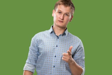 Ayakta ve yeşil arka planı gülümseyen mutlu işadamı.