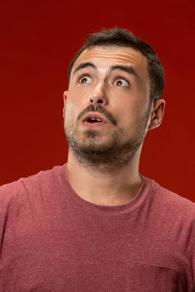 Der junge attraktive Mann schaut überrascht vereinzelt auf rot — Stockfoto