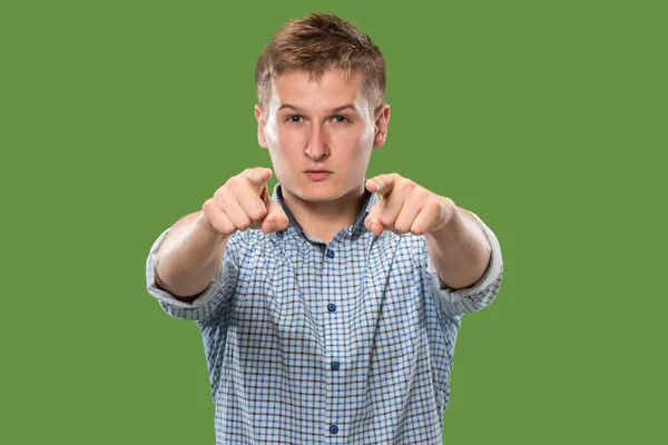 De aanmatigend zakenman wijs u en wilt u, halve lengte close-up portret op groene achtergrond. — Stockfoto