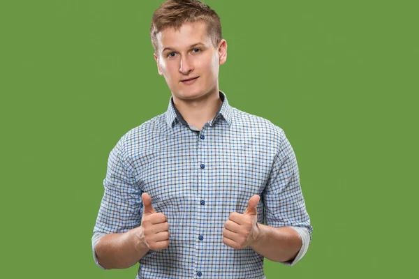 El hombre de negocios feliz de pie y sonriendo contra el fondo verde . — Foto de Stock