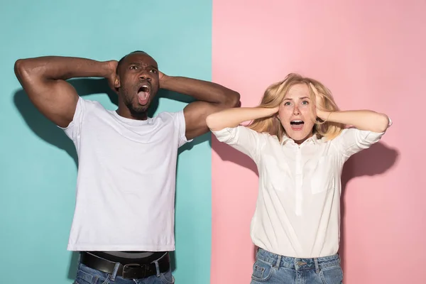 Ganhámos. Ganhando sucesso feliz afro homem e mulher celebrando ser um vencedor. Imagem dinâmica do modelo feminino e masculino caucasiano no estúdio rosa . — Fotografia de Stock