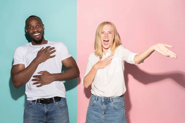 Ευτυχισμένος άνθρωπος αφρο και γυναίκα. Δυναμική εικόνα καυκάσιος γυναίκα και Αφρο αρσενικό μοντέλο σε ροζ studio. — Φωτογραφία Αρχείου