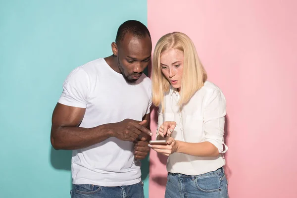 Retrato de una chica casual segura con teléfono móvil y hombre afro —  Fotos de Stock