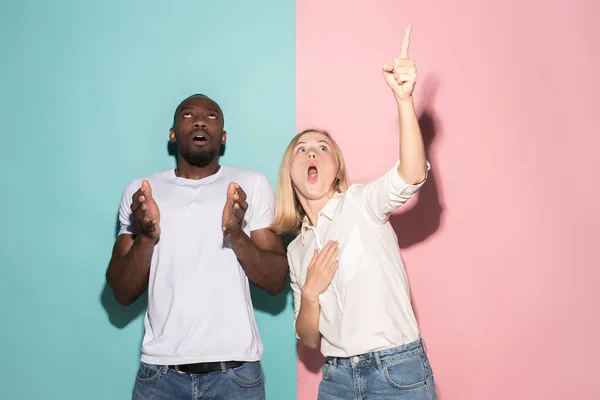 Retrato del hombre y la mujer asustados en rosa y azul —  Fotos de Stock