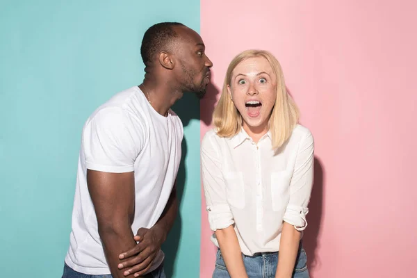 행복 한 아프리카 남자 그리고 여자입니다. 백인 여자와 핑크 스튜디오에 아프리카 남성 모델의 동적 이미지. — 스톡 사진