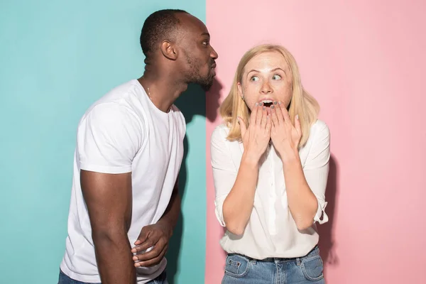 Mutlu afro erkek ve kadın. Beyaz kadın ve afro erkek model pembe studio üzerinde dinamik görüntü. — Stok fotoğraf