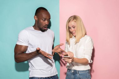 Cep telefonu ve afro adam kendinden emin bir casual kız portresi
