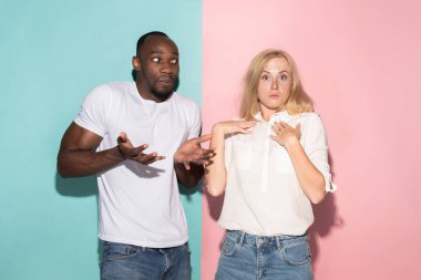 Güzel kadın ve afro kadın arıyor izole üzerinde pembe sürpriz