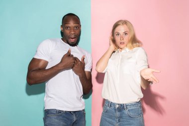 Güzel kadın ve afro kadın arıyor izole üzerinde pembe sürpriz